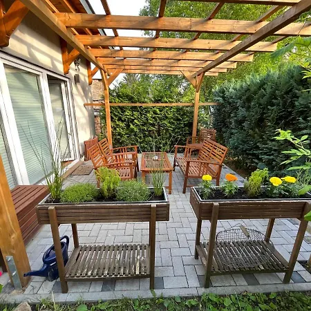 Im Stadtzentrum Von Bernau - Komfortable Mit 2 Zimmern, Bad, Spuelmaschine, Waschmaschine, Komplette Kueche, Wlan, Terrasse, Ruhige Lage Apartment